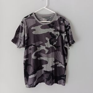The Nike Tee Athletic Cut Short Sleeves Crewneck Camo Dark & Light Grey Black XL